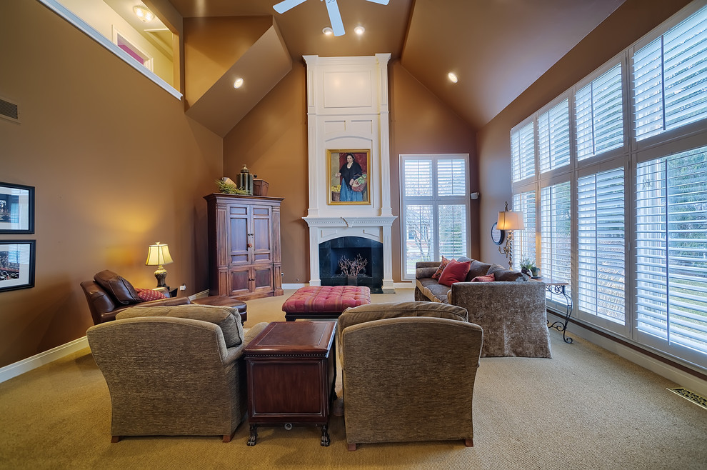 Идея дизайна: большая изолированная гостиная комната в классическом стиле с коричневыми стенами, ковровым покрытием, стандартным камином, фасадом камина из дерева и коричневым полом без телевизора