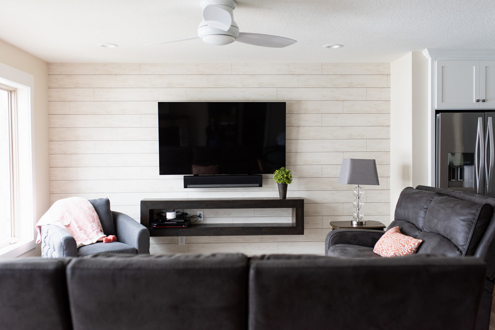 Esempio di un soggiorno tradizionale di medie dimensioni e aperto con pareti beige e TV a parete