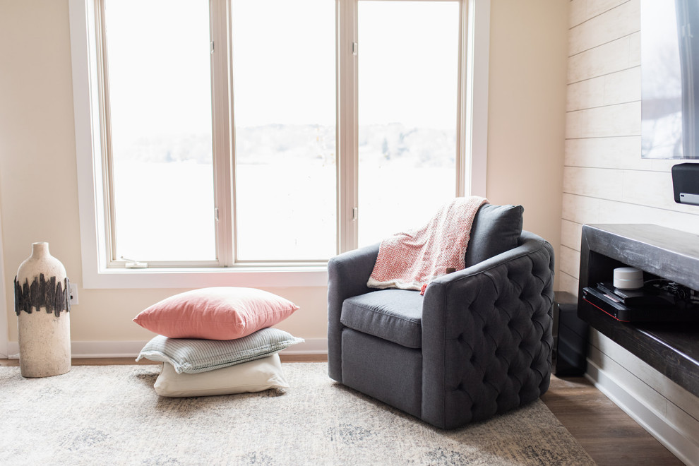 Foto di un soggiorno chic di medie dimensioni e aperto con pareti beige, moquette e TV a parete