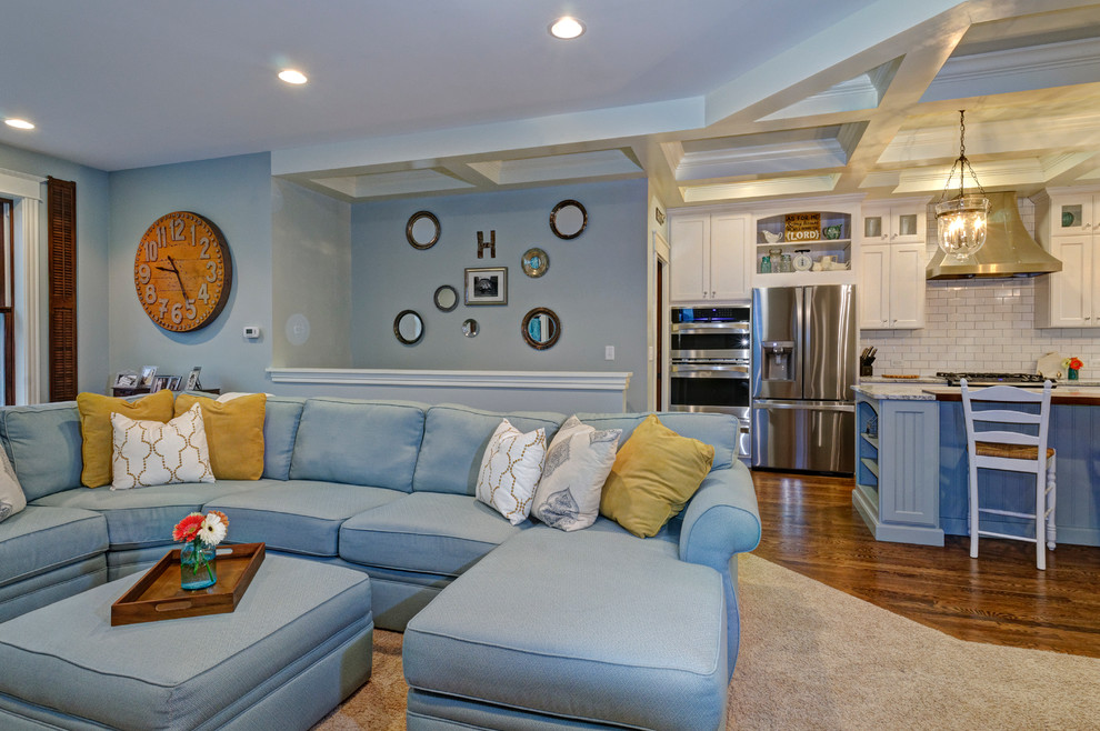 Diseño de sala de estar abierta de estilo de casa de campo con paredes azules
