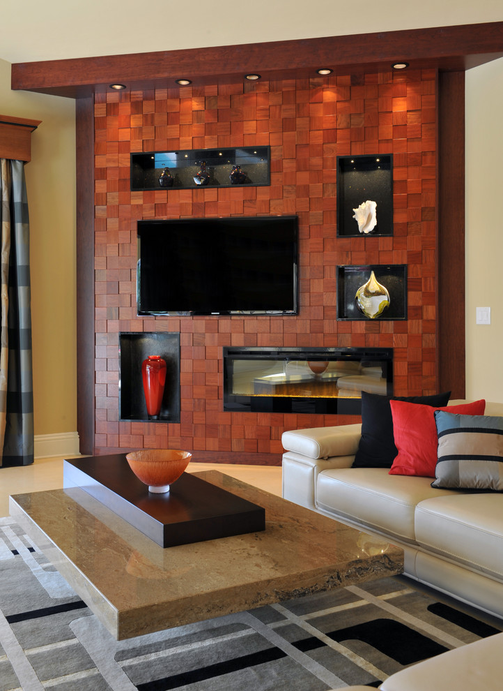 Cette image montre une salle de séjour design ouverte avec un mur jaune, une cheminée ribbon, un manteau de cheminée en bois et un téléviseur encastré.