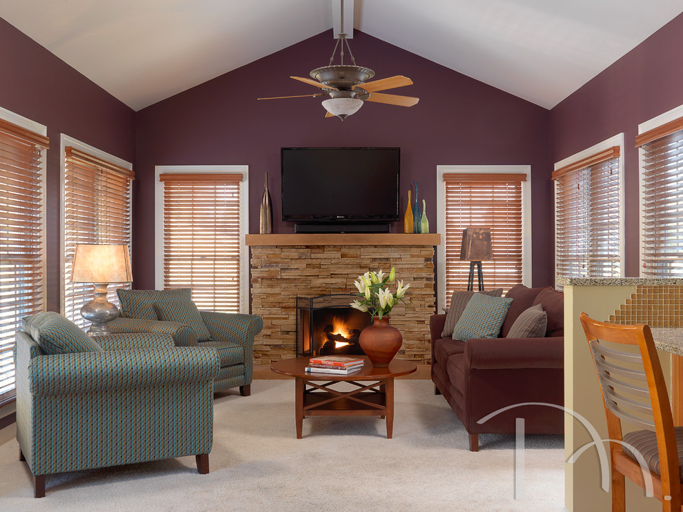 Cette photo montre une salle de séjour chic de taille moyenne et ouverte avec un mur violet, moquette, une cheminée standard, un manteau de cheminée en pierre et un téléviseur fixé au mur.