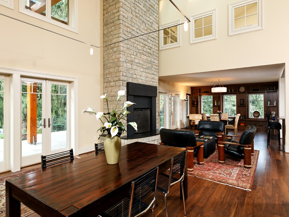 Foto de sala de estar abierta clásica renovada extra grande con paredes beige, suelo de madera en tonos medios, todas las chimeneas y marco de chimenea de piedra