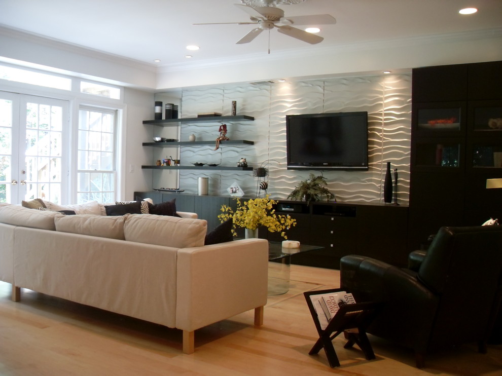 Mittelgroßes, Abgetrenntes Modernes Wohnzimmer mit weißer Wandfarbe, hellem Holzboden und TV-Wand in Atlanta