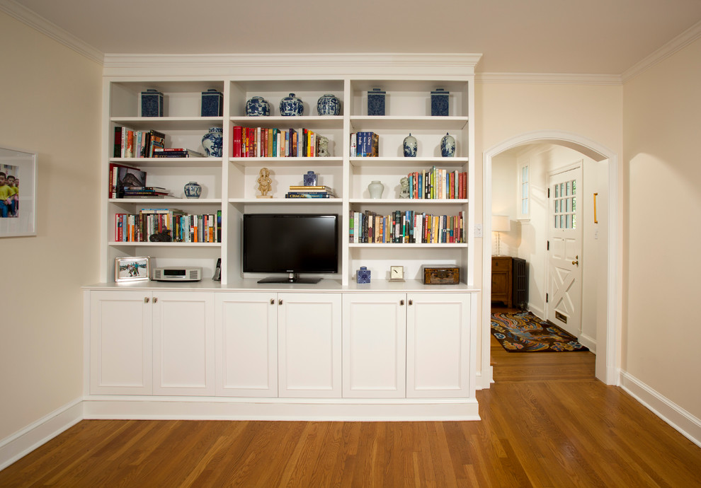 Стильный дизайн: изолированная гостиная комната среднего размера в классическом стиле с с книжными шкафами и полками, бежевыми стенами, светлым паркетным полом и отдельно стоящим телевизором без камина - последний тренд