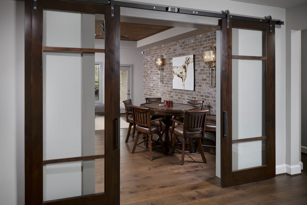 Diseño de sala de juegos en casa abierta clásica renovada de tamaño medio con paredes grises, suelo de madera oscura y suelo marrón