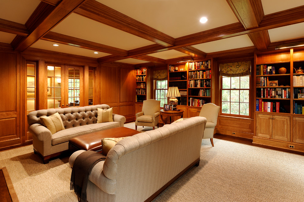 Immagine di un soggiorno classico con libreria e parquet scuro