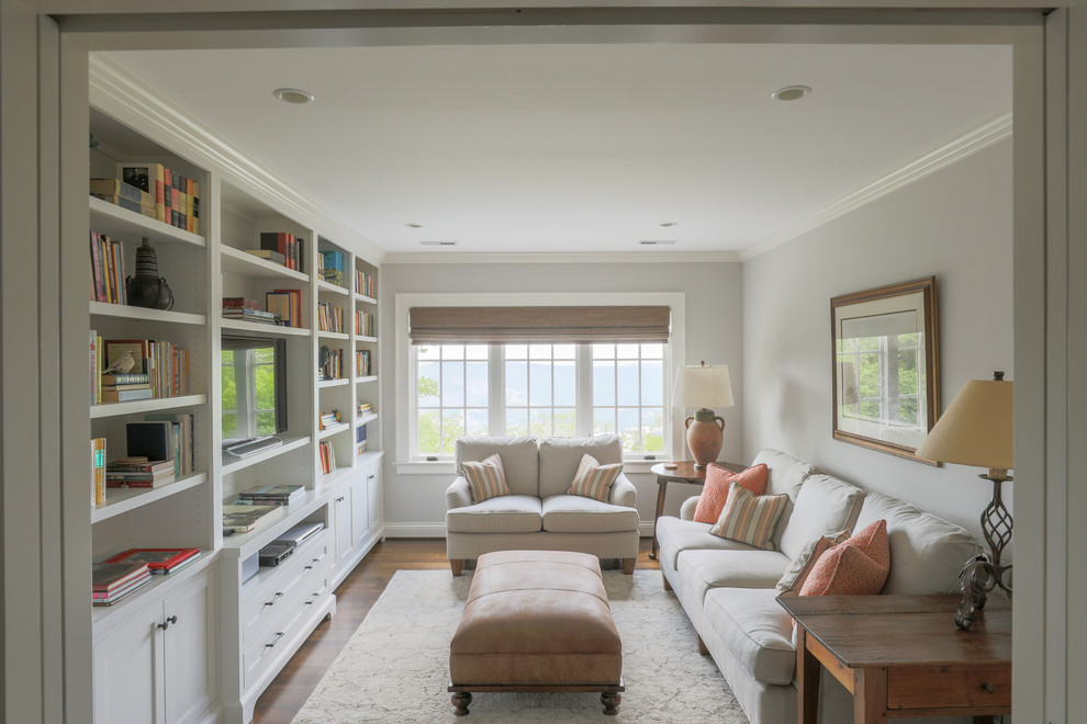 Идея дизайна: изолированная гостиная комната в классическом стиле с с книжными шкафами и полками, серыми стенами, темным паркетным полом и коричневым полом