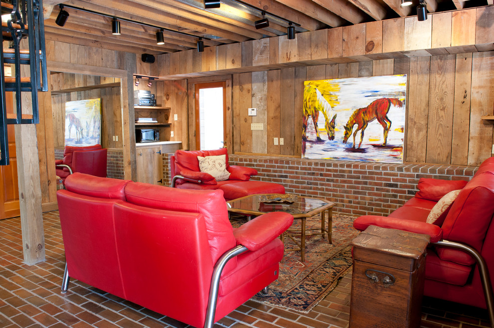 Foto de sala de estar cerrada rural de tamaño medio sin chimenea y televisor con paredes marrones, suelo de ladrillo y suelo rojo
