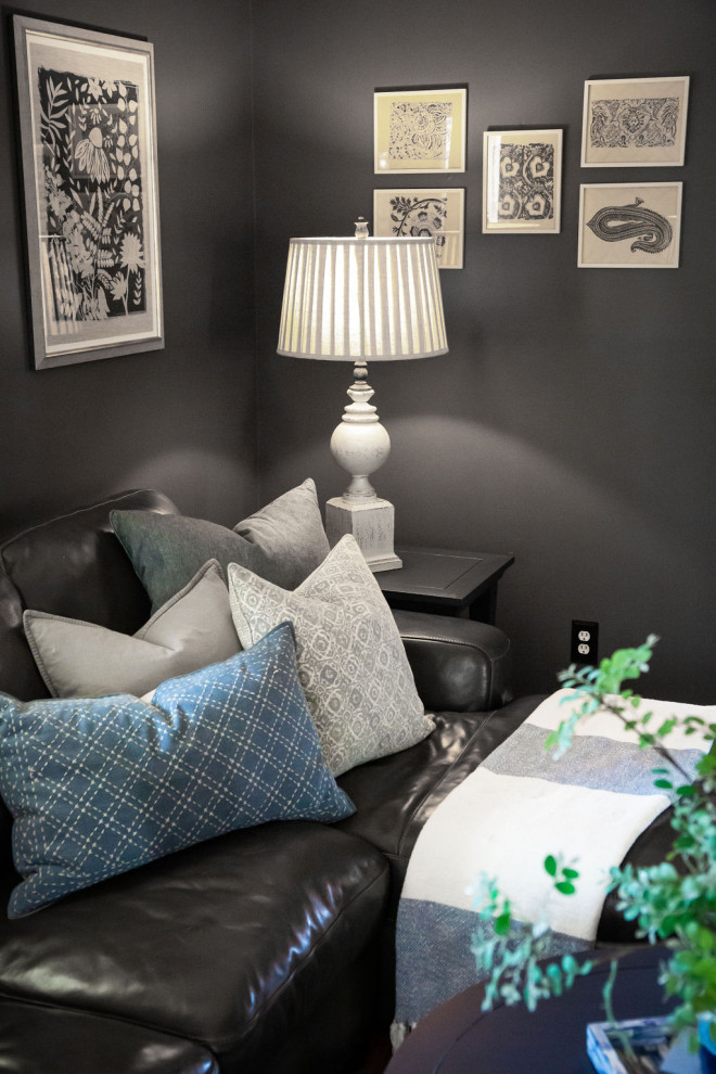 Immagine di un soggiorno tradizionale di medie dimensioni e chiuso con pareti blu, pavimento in legno massello medio, TV a parete e pavimento marrone