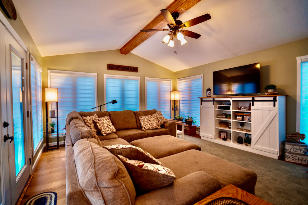 Aménagement d'une petite salle de séjour craftsman fermée avec un mur beige, parquet clair, un téléviseur indépendant et un sol marron.