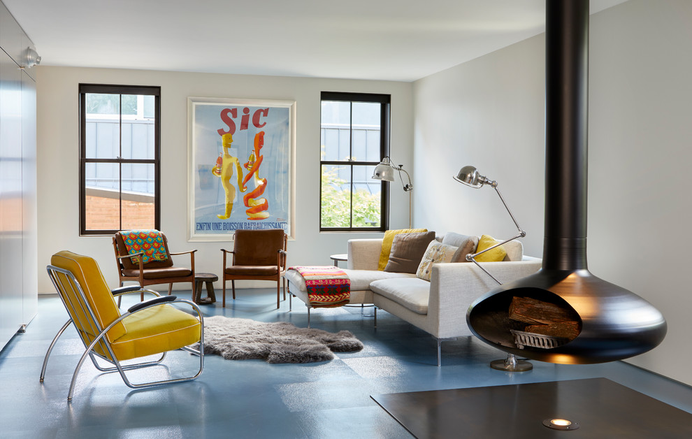 Mittelgroßes, Abgetrenntes Modernes Wohnzimmer mit weißer Wandfarbe, Vinylboden, verstecktem TV, blauem Boden und Hängekamin in Chicago