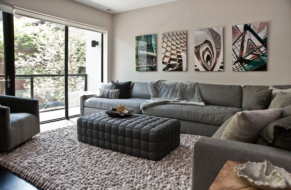 Foto de sala de estar abierta minimalista de tamaño medio con paredes grises y suelo de madera oscura