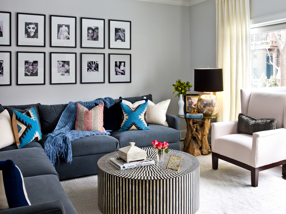 Стильный дизайн: гостиная комната в стиле неоклассика (современная классика) с серыми стенами, темным паркетным полом и ковром на полу - последний тренд