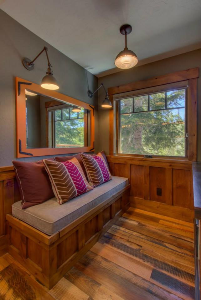 Foto de sala de estar con biblioteca cerrada rústica pequeña sin chimenea y televisor con paredes beige y suelo de madera en tonos medios