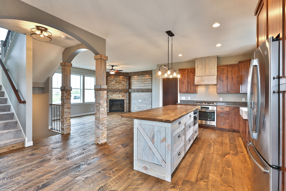 Idee per una grande cucina moderna con pavimento in legno massello medio e pavimento marrone