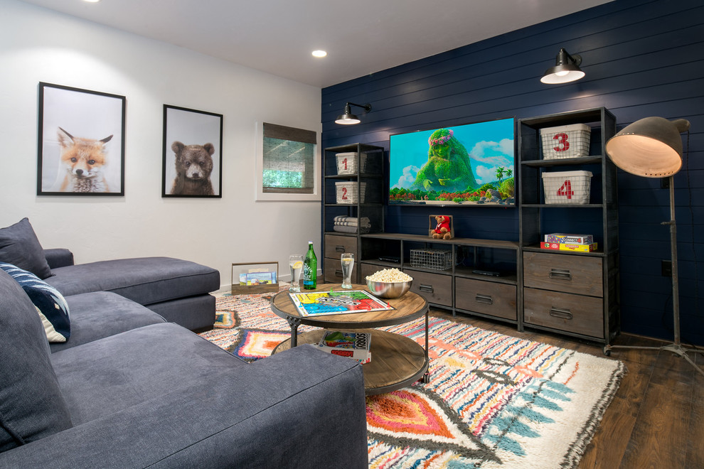 На фото: изолированная гостиная комната в современном стиле с разноцветными стенами, темным паркетным полом, телевизором на стене, коричневым полом и ковром на полу с
