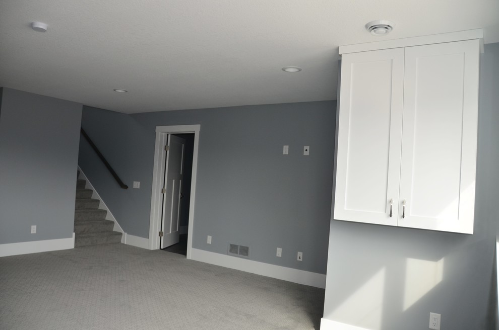 Modelo de sala de estar abierta clásica de tamaño medio sin chimenea con paredes grises, moqueta y suelo beige