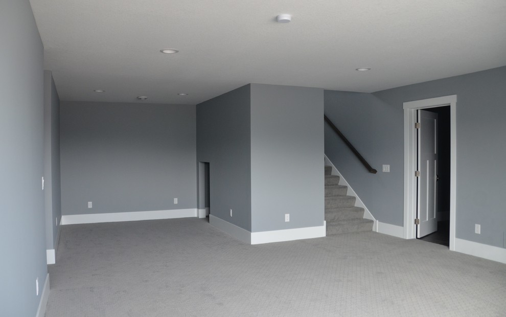 Diseño de sala de estar abierta clásica de tamaño medio sin chimenea con paredes grises, moqueta y suelo beige