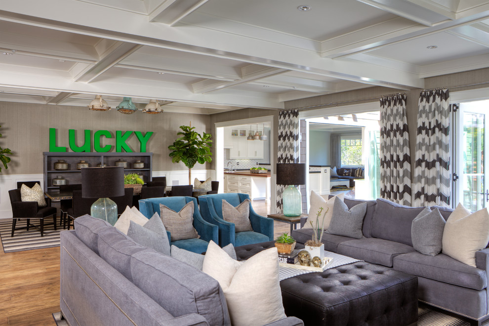 Diseño de sala de estar abierta clásica renovada extra grande sin televisor con paredes grises y suelo de madera clara