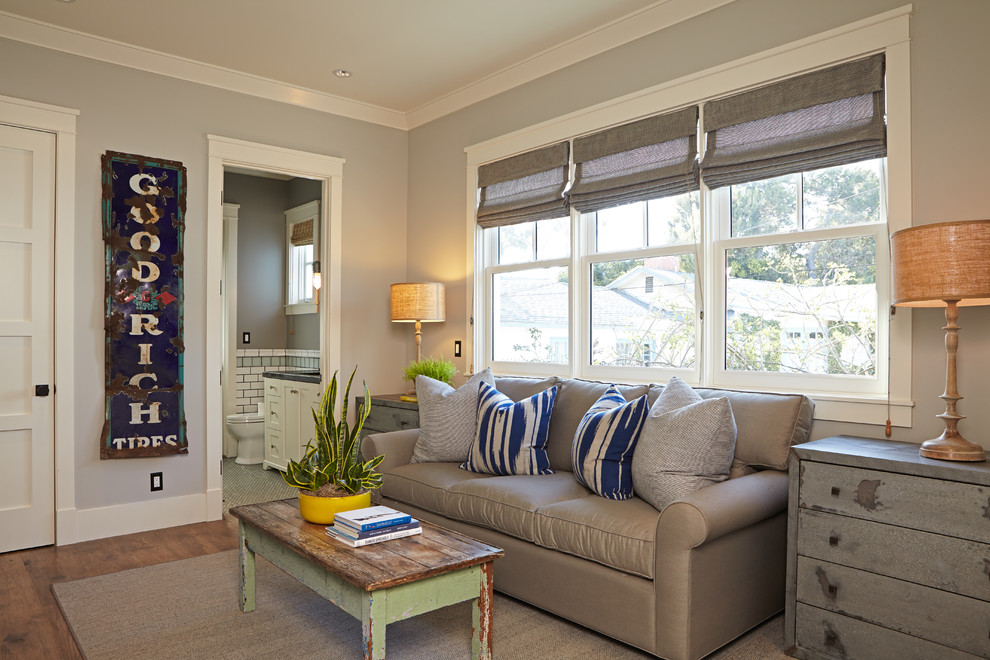 Источник вдохновения для домашнего уюта: изолированная гостиная комната среднего размера в стиле неоклассика (современная классика) с серыми стенами и светлым паркетным полом