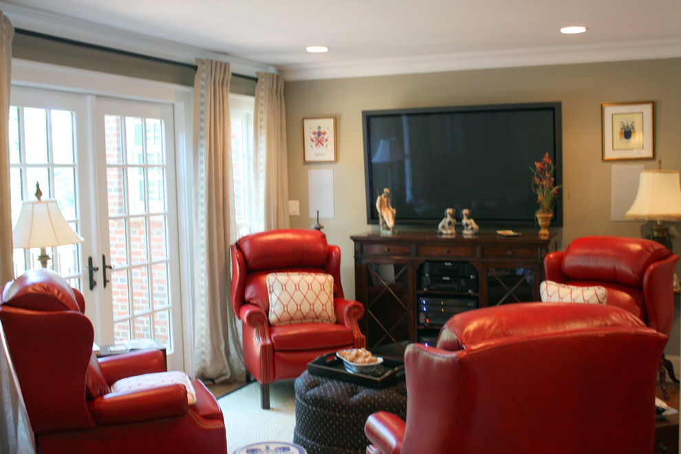 Foto di un soggiorno tradizionale di medie dimensioni e aperto con pareti beige, pavimento in legno massello medio e TV a parete