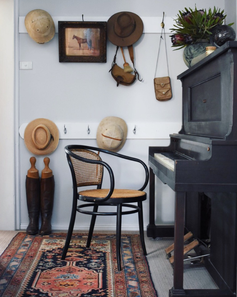 Foto di un soggiorno country con sala della musica, pareti bianche, moquette e pavimento beige