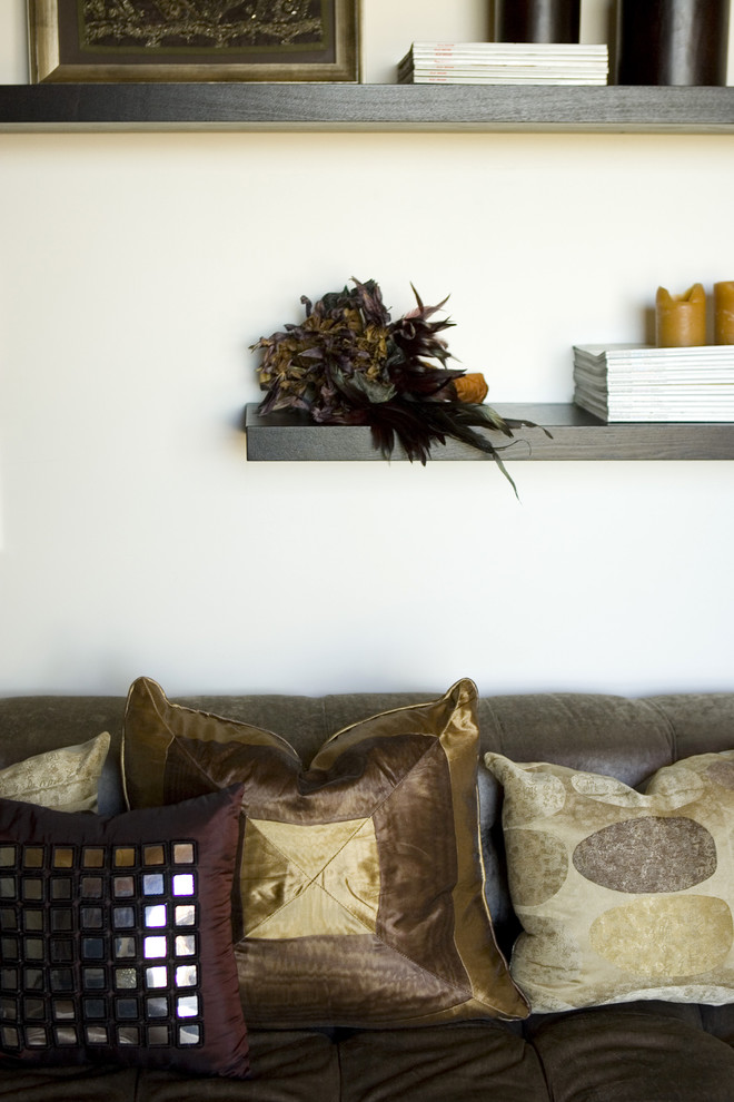 Foto de sala de estar tipo loft minimalista pequeña con paredes grises, suelo de cemento y televisor independiente
