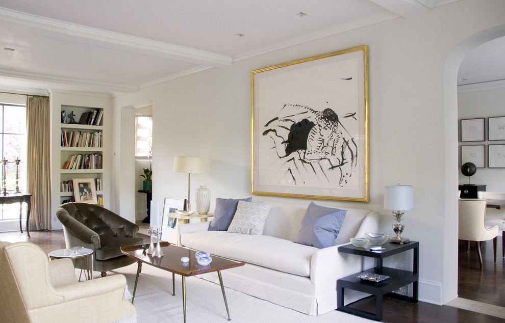 Источник вдохновения для домашнего уюта: гостиная комната в стиле неоклассика (современная классика) с белыми стенами, темным паркетным полом и ковром на полу