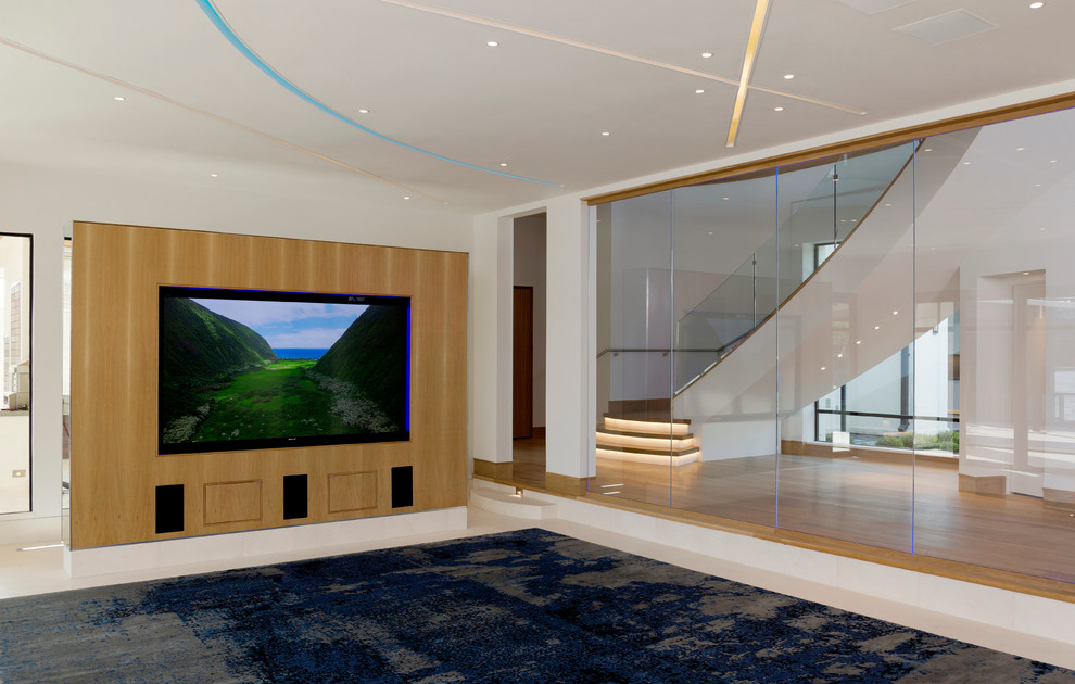 Diseño de sala de estar cerrada ecléctica de tamaño medio sin chimenea con paredes blancas, pared multimedia y suelo de travertino