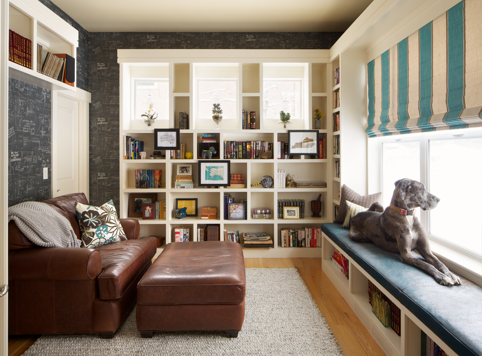 На фото: гостиная комната в стиле неоклассика (современная классика) с с книжными шкафами и полками и паркетным полом среднего тона без камина, телевизора с