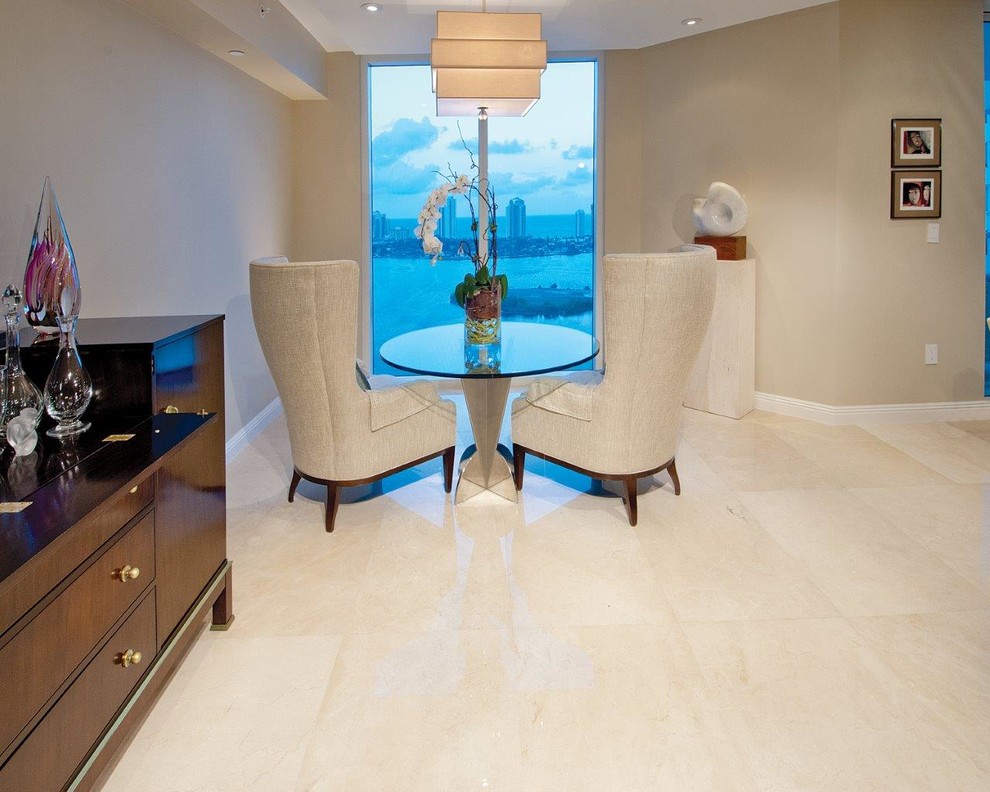 Foto di un soggiorno design di medie dimensioni e aperto con pareti beige, pavimento in marmo e pavimento bianco