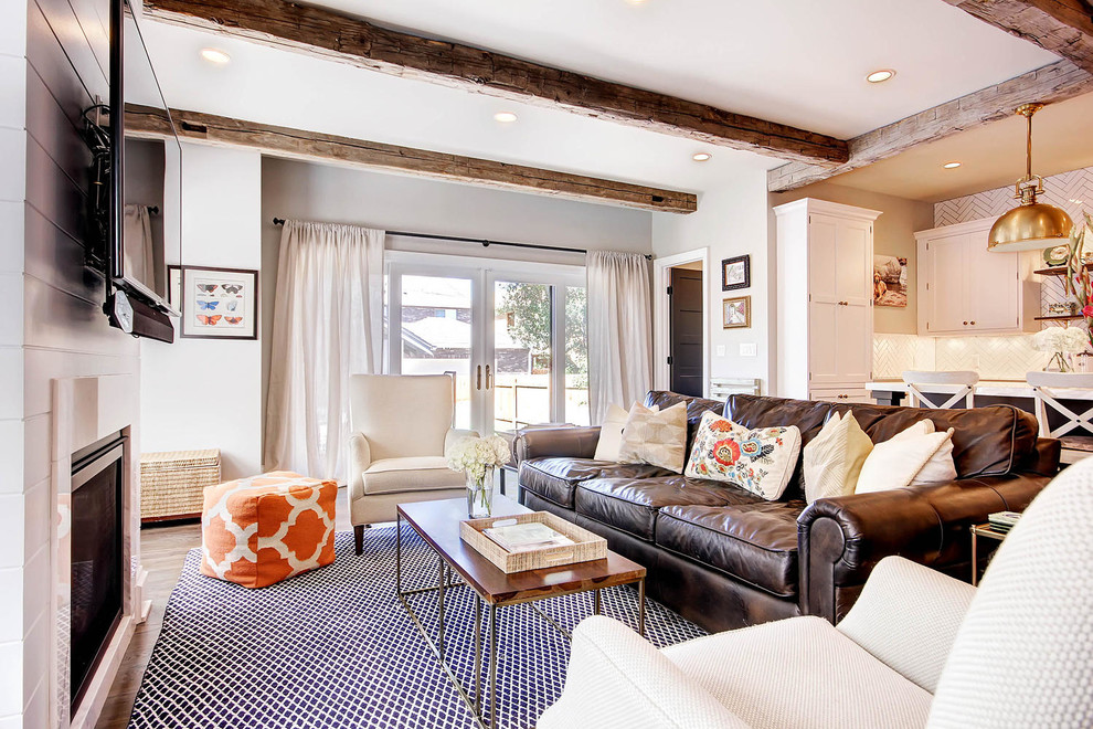 Источник вдохновения для домашнего уюта: гостиная комната в стиле неоклассика (современная классика) с белыми стенами, стандартным камином и телевизором на стене