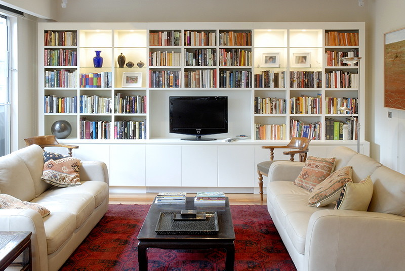 Cette photo montre une grande salle de séjour tendance ouverte avec un mur blanc, parquet clair, un téléviseur indépendant et aucune cheminée.