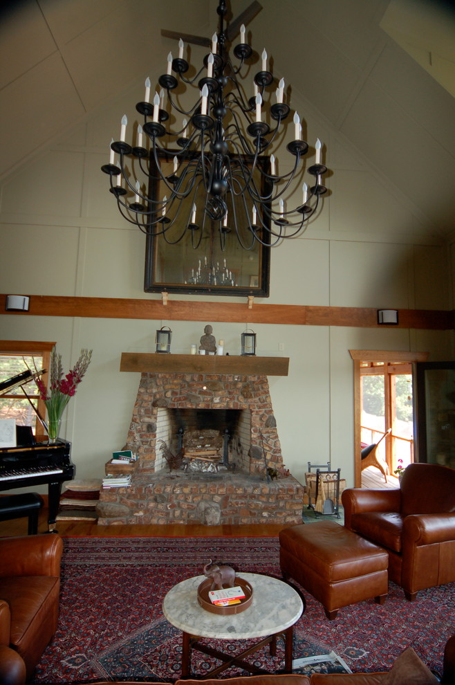 Exempel på ett mycket stort amerikanskt allrum på loftet, med ett musikrum, gröna väggar, mellanmörkt trägolv, en standard öppen spis och en spiselkrans i tegelsten