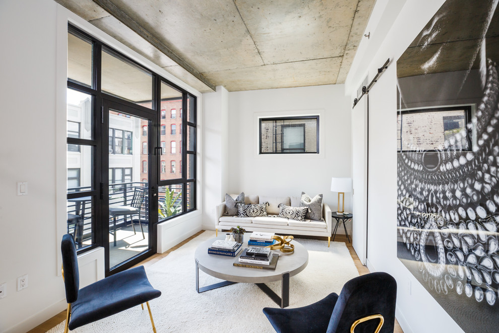 Mittelgroßes, Offenes Modernes Wohnzimmer mit weißer Wandfarbe, braunem Boden und braunem Holzboden in New York
