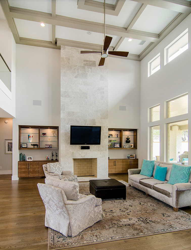 Offenes Modernes Wohnzimmer mit braunem Holzboden, Kamin und TV-Wand in Dallas