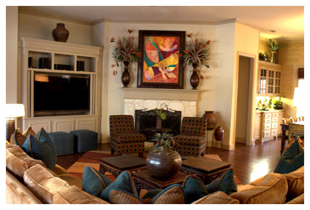Ejemplo de sala de estar abierta contemporánea grande con paredes beige, suelo de madera oscura, todas las chimeneas, marco de chimenea de piedra y pared multimedia