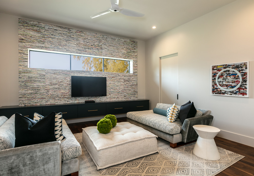 Inspiration pour une salle de séjour minimaliste de taille moyenne et fermée avec un mur blanc, parquet foncé, un téléviseur fixé au mur et un sol marron.