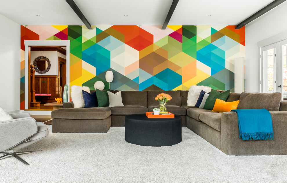 Immagine di un grande soggiorno contemporaneo aperto con pareti multicolore, pavimento in legno massello medio e pavimento marrone