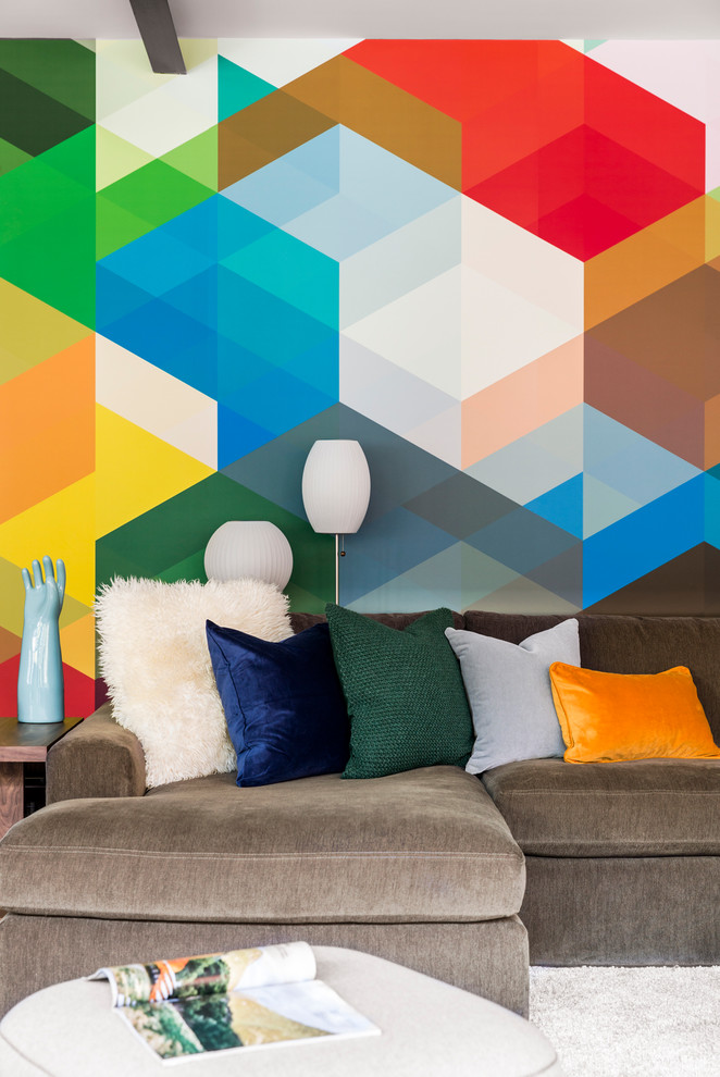 Réalisation d'une grande salle de séjour design ouverte avec un mur multicolore, un sol en bois brun et un sol marron.