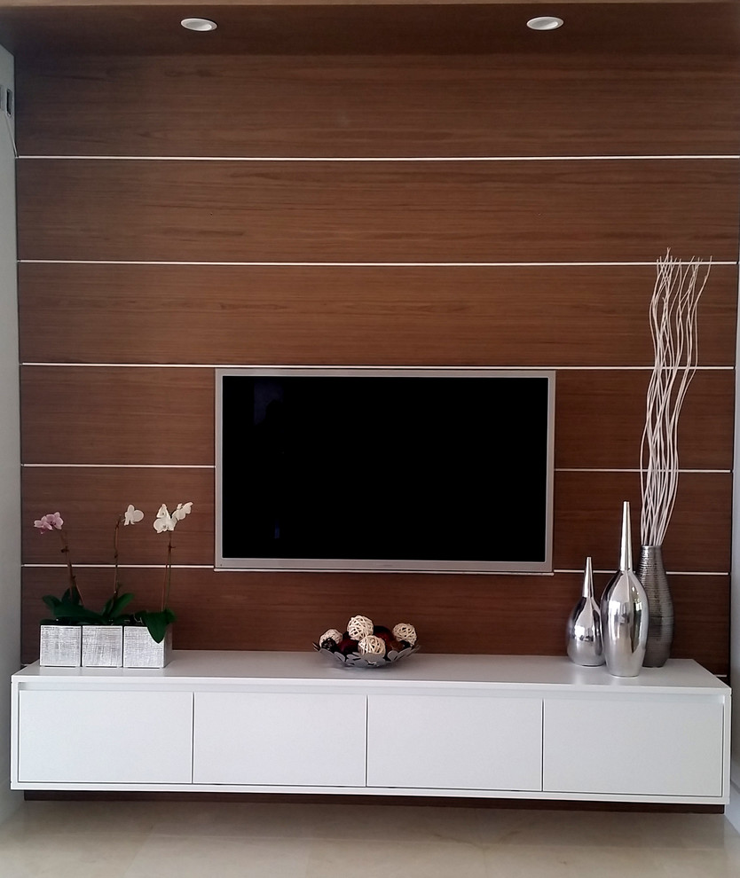 Cette image montre une salle de séjour minimaliste avec un sol en marbre et un téléviseur fixé au mur.