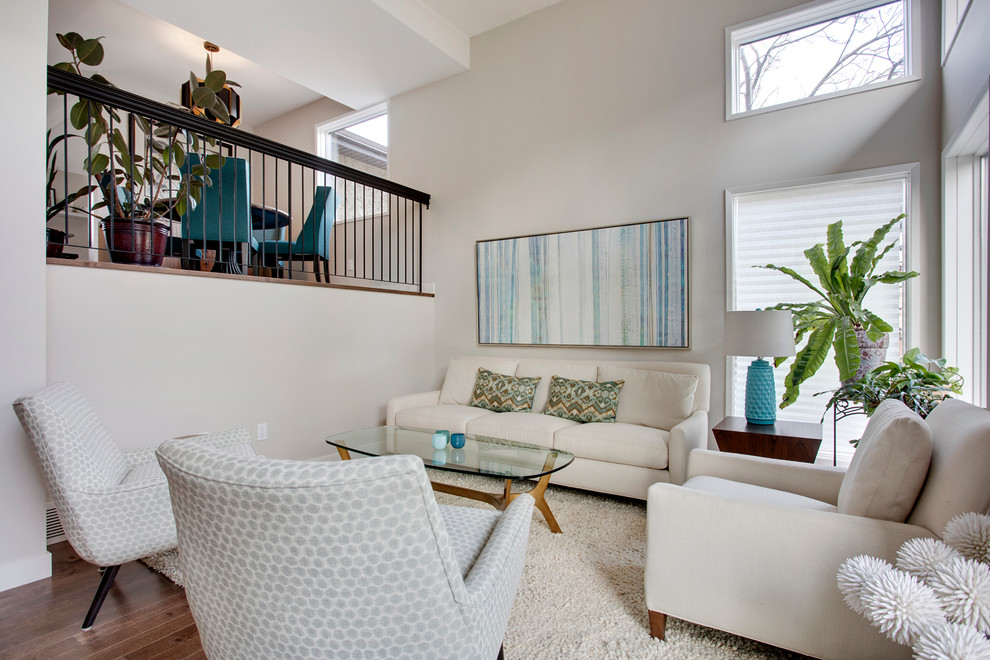 Modernes Wohnzimmer mit weißer Wandfarbe und braunem Holzboden in Calgary