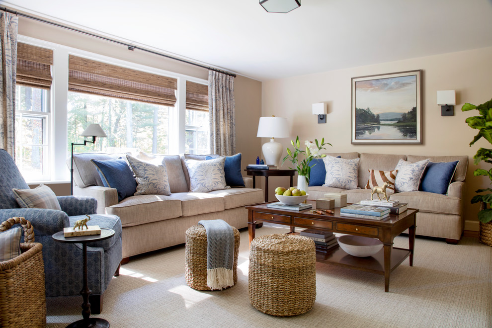 Immagine di un soggiorno tradizionale con pareti beige, moquette, nessun camino, nessuna TV e pavimento beige