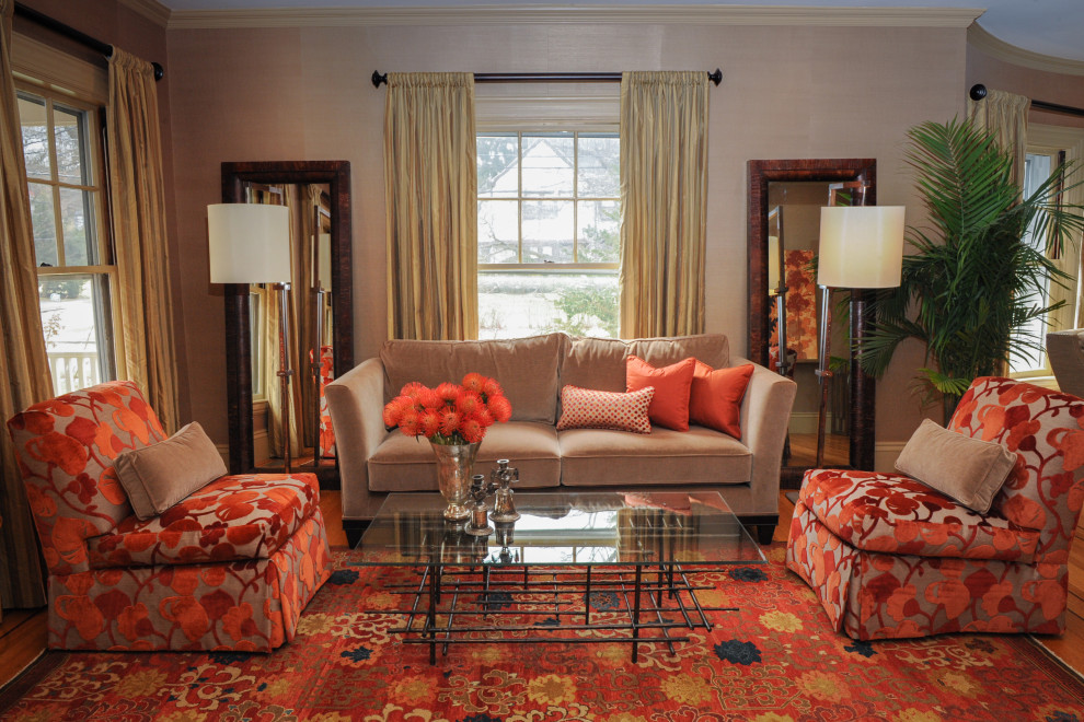 Foto di un soggiorno tradizionale di medie dimensioni e aperto con pareti beige, parquet chiaro e pavimento arancione