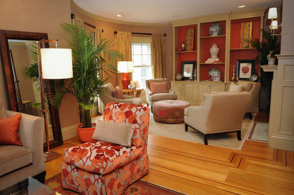 Источник вдохновения для домашнего уюта: двухуровневая гостиная комната среднего размера в классическом стиле с с книжными шкафами и полками, бежевыми стенами, светлым паркетным полом и оранжевым полом