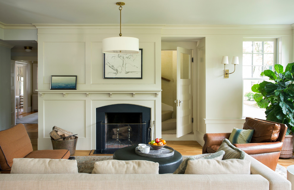 Offenes, Großes Klassisches Wohnzimmer mit beiger Wandfarbe, hellem Holzboden, Kamin und Kaminumrandung aus Holz in Boston