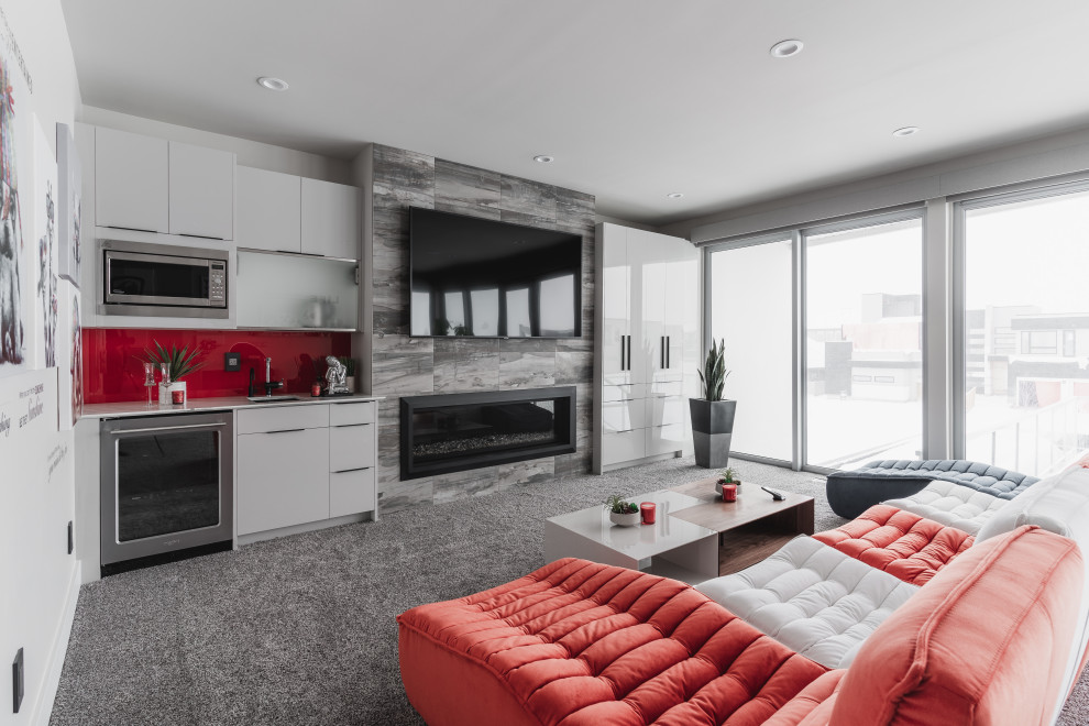 Идея дизайна: гостиная комната в современном стиле с серыми стенами, ковровым покрытием, горизонтальным камином, фасадом камина из плитки, телевизором на стене и серым полом