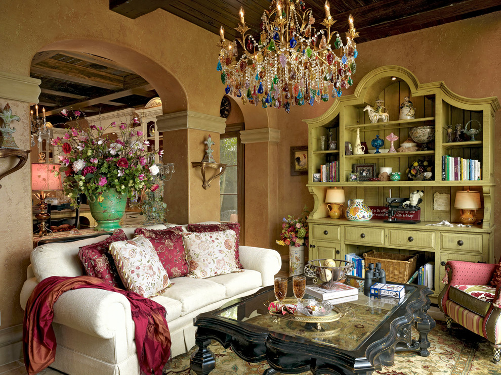 На фото: гостиная комната среднего размера в средиземноморском стиле с с книжными шкафами и полками и коричневыми стенами