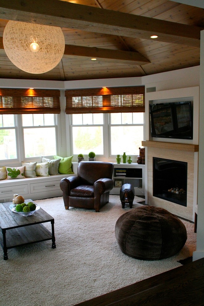 Foto de sala de estar abierta clásica renovada grande con paredes beige, moqueta, todas las chimeneas, marco de chimenea de piedra y pared multimedia